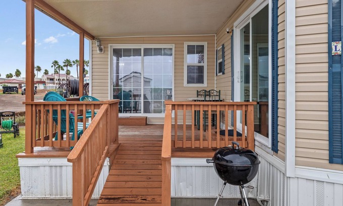 Port Isabel Cottage | One bedroom cottage-Steps from Space X Launch Views
