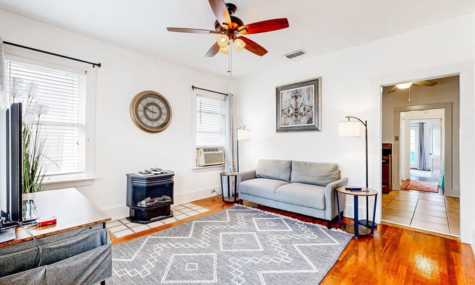Tobin Hill House | One bedroom cozy retreat by the Pearl and the vibrant St. Mary's