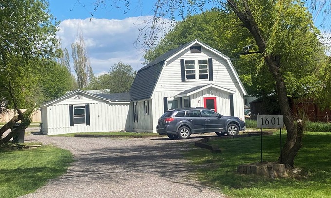 Kalispell Apartment | One bedroom crash pad in the heart of Kalispell; WiFi, workspace & full kitchen