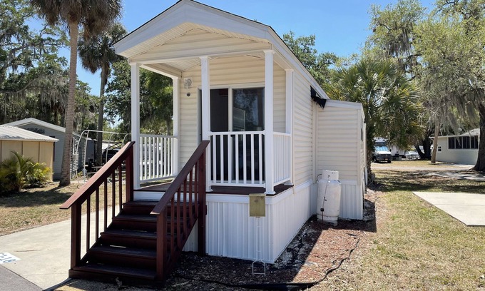 North Fort Myers Cottage | One Bedroom/One Bathroom Le Petit Chalet