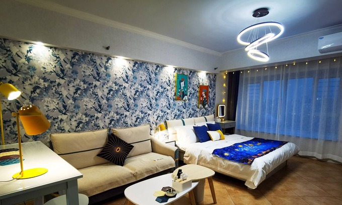 Hohhot Apartment | One Bedroom Studio Apartment in Hohhot CBD CITYMALL King Size Bed