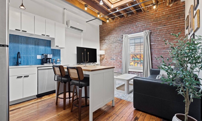 Crossroads Arts District Condo | One Bedroom walkable to Tmobile/P&L!