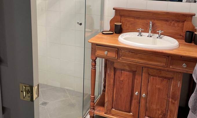 Alford Cabin | One bedroomed lodge, rural views,10 min from beach.