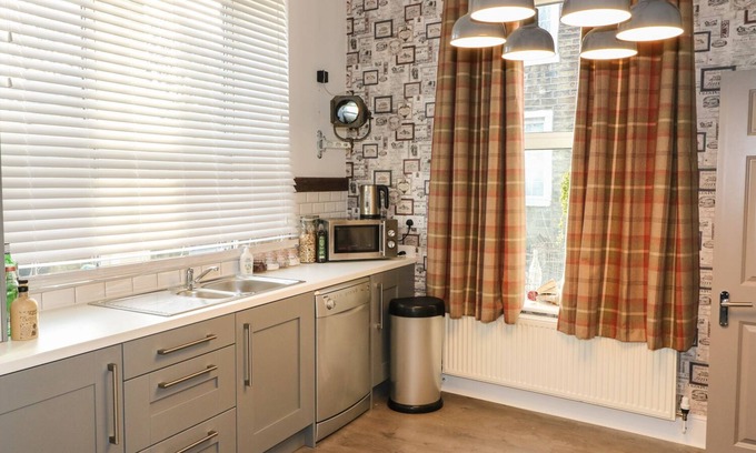 Greetland Cottage | ONE EIGHT THREE GUEST COTTAGE, family friendly in Holywell Green