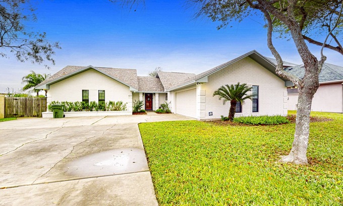 Laguna Vista House | One-level home with huge back yard, adjacent nature trail, & screened patio