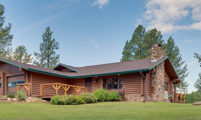 Custer House | One Level Log Home on 3.5 Acres, Beautiful Views, Newly Updated