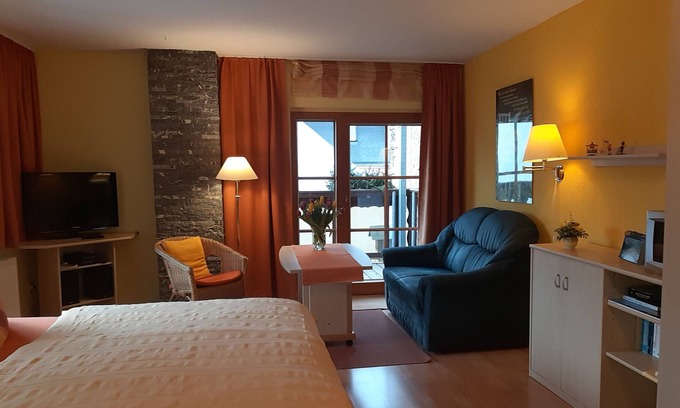 Marienberg Apartment | One-room Appartm./ Balcony im Marienberg town center - breakfast. optonal
