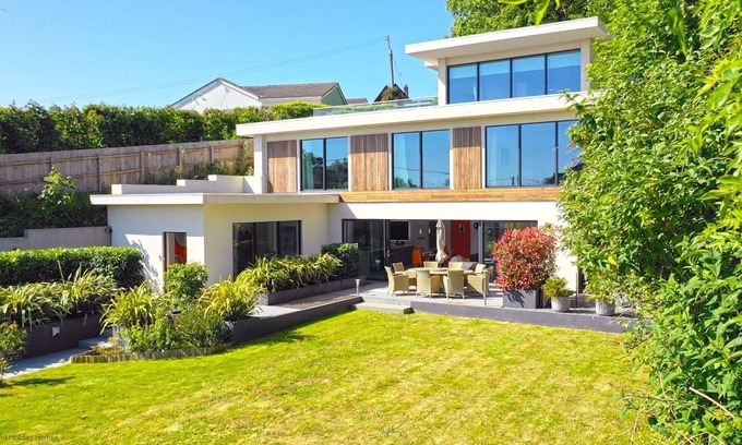 Newport Cottage | One Tennyson - a house that sleeps 8 guests in 4 bedrooms