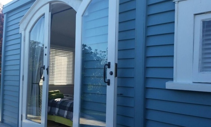 Oneroa Apartment | Oneroa Beach Village Cottage - Sunny Studio