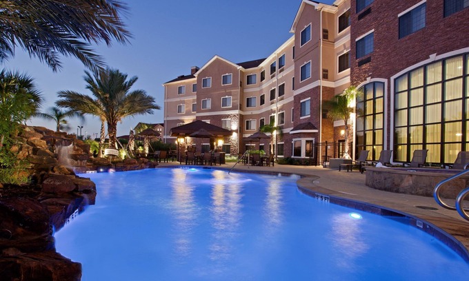 Webster Condo | Only 10 Minutes from NASA | Free Breakfast