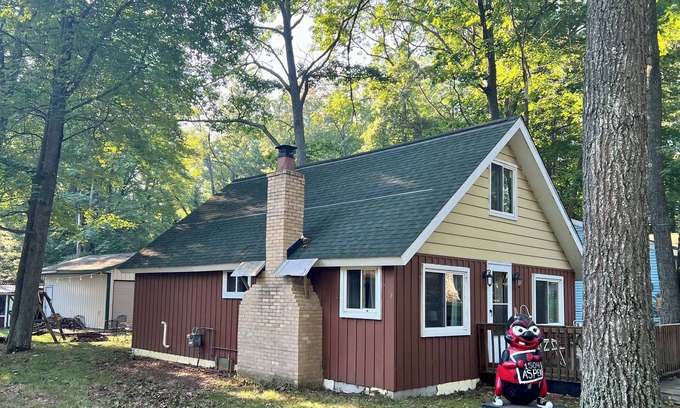 St. Helen Cottage | Only a short walk to the lake! Or a Short ride to the trails!