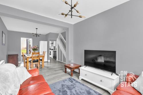 Christchurch House | OnSiteStays - Large 3 bedroom, 2 bathroom, driveway, Garden, Sleeps 6 Comfortably