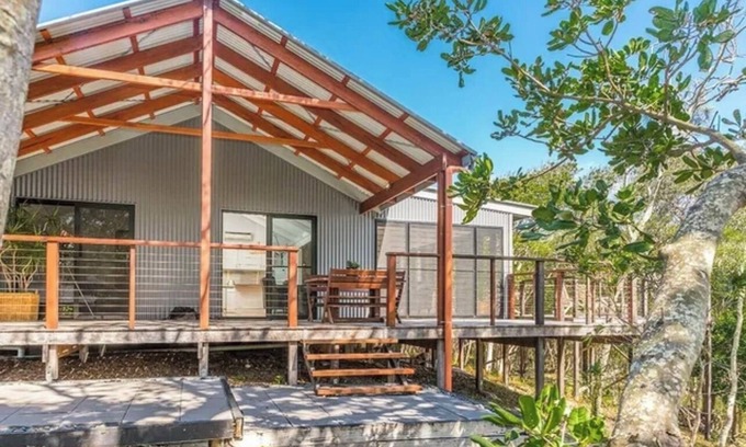 Suffolk Park Cottage | Open concept living with 2 en suite bedroom cottage 1 minute walk to the beach.