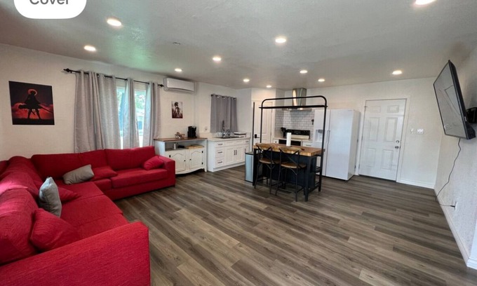 Santa Ana House | Open concept modern home: about 20 minutes or less to Disney,Malls, Beaches, etc