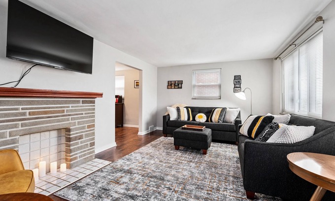 Brookline House | Open Floor 3-Bedroom Home⭐️15min to Dtwn🚗Private Garage🫃Kids Friendly