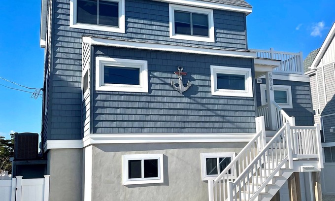 North Beach Haven House | OPEN FLOOR PLAN - One Block to Ocean, One Block to Bay
