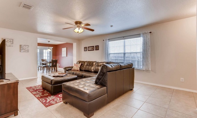 West San Antonio House | *OPEN*POOL/PARK ACCESS-SEAWORLD/SIXFLAGS/Lackland/shopping. *EXTREMELY CLEAN*