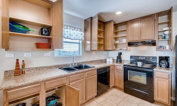 West San Antonio House | *OPEN*POOL/PARK-SEAWORLD/SIXFLAGS/Lackland/shopping *EXTREMELY CLEAN*
