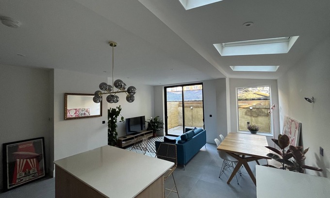Thornton Apartment | Open-space living in bright spacious newly renovated patio flat in South Clapham