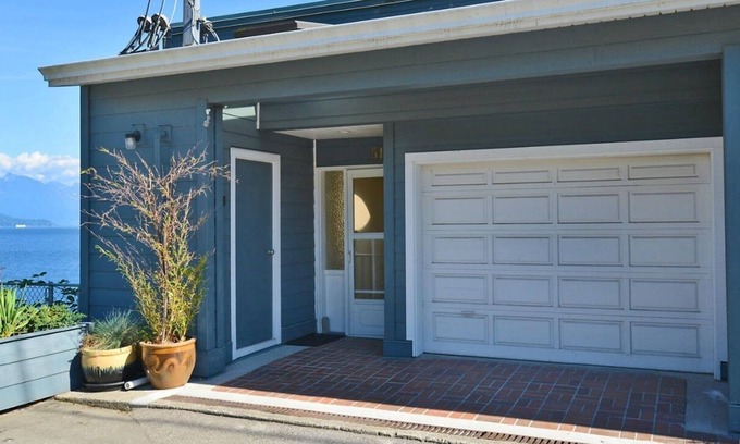 Gibsons House | OPEN THE DOOR TO SPECTACULAR!