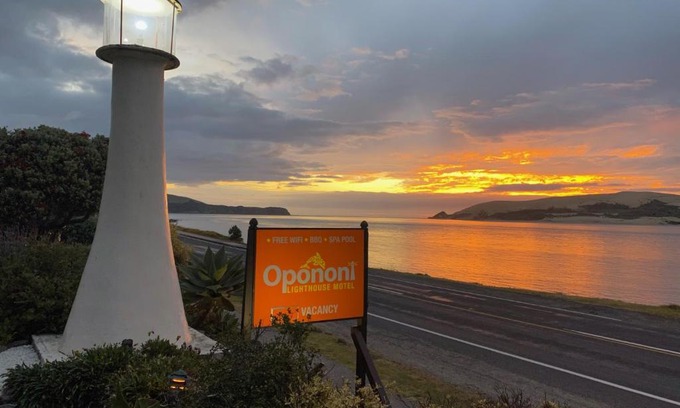 Opononi Hotel | Opononi Lighthouse Motel