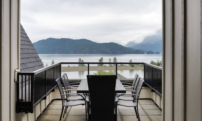 Harrison Hot Springs Apartment | Opulent Oasis: Exquisite 2-Bedroom Retreat