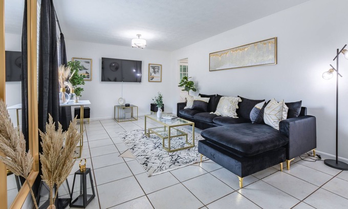 Duluth House | Opuluxe Luxe Dream Duluth Home Sleeps 10