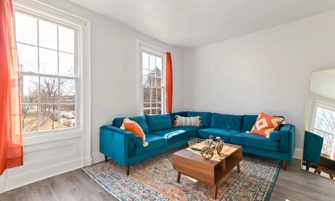 East Rock House | Orange Oasis in East Rock |Free Parking| Near Yale and DT|Large Memory Foam Beds
