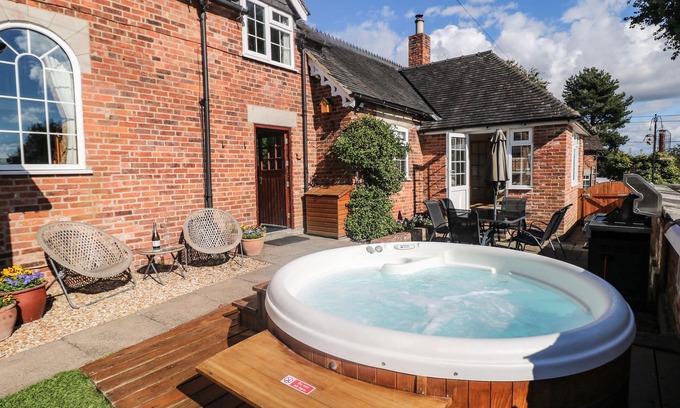 Calwich Cottage | ORCHARD COTTAGE, family friendly, luxury holiday cottage in Calwich