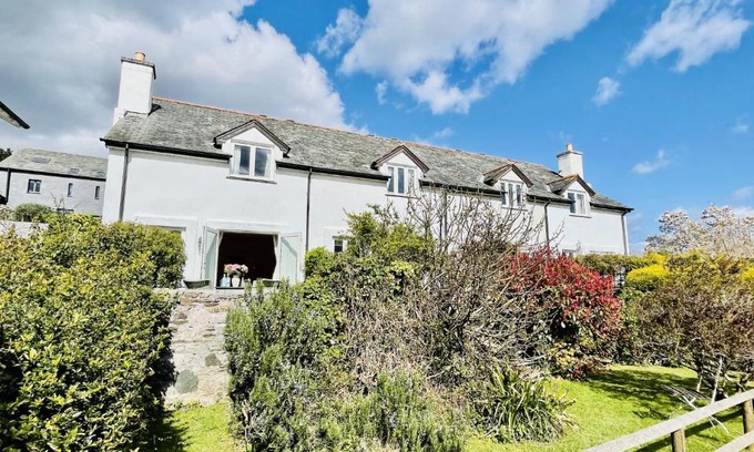 Dittisham House | Orchard Cottage - Walking distance of the river, charming sunny patio, quiet location