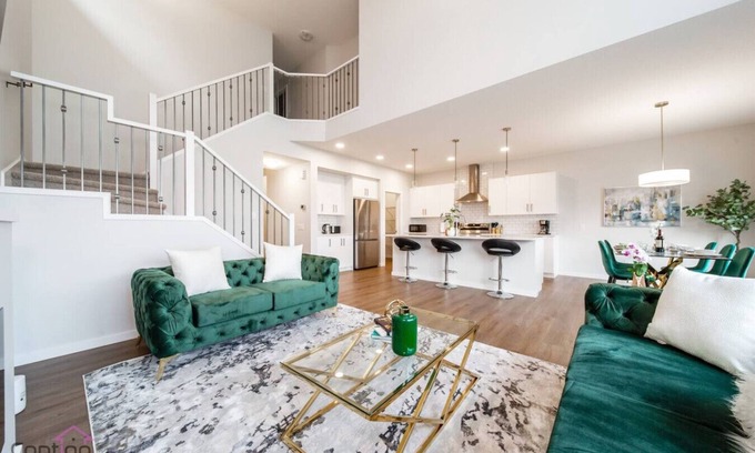 Southeast Edmonton House | Orchards Retreat | AirCon | Sleeps 10 | Near Airpt
