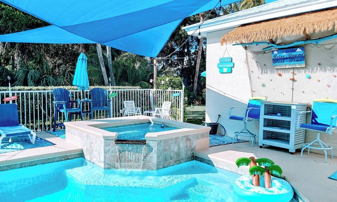 North Beach House | Orchid Island Escape!Walk to beach 2 minut,heated pool & hot tub. Putting green.