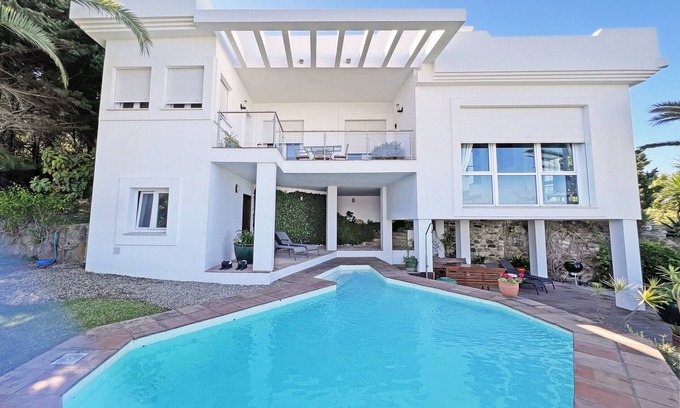 Atlanterra Ski Chalet | Oriental style villa with panoramic views, 6 pax FREE WIFI