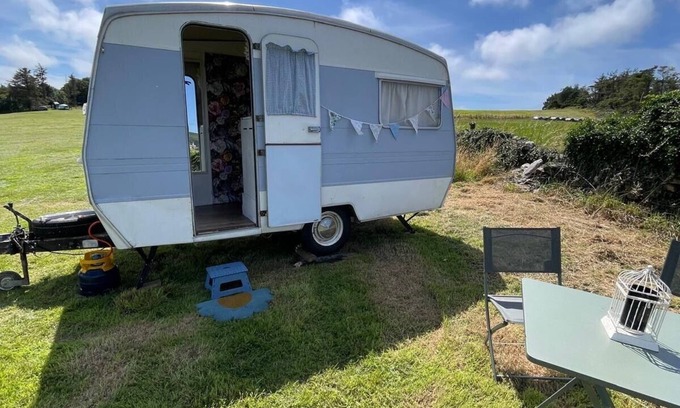 Llanfaethlu Cabin | Original vintage spirit alpine Caravan Anglesey