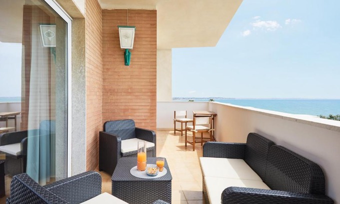 Pozzallo Apartment | Orizzonte Casesicule, Fantastic Sea View with Balcony and Big Windows, Wi-Fi