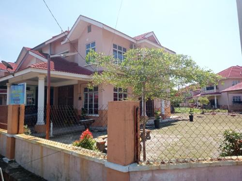 Kampung Seberang Takir House | Orkid Camelia Homestay 4 Bedrooms Fully Aircond - Near Drawbridge,Mayang Mall,KTCC,Pasar Payang