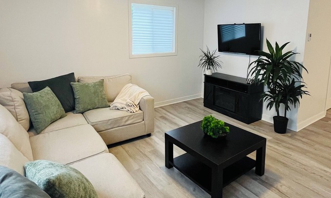 Orono House | Orono Townhouse Retreat-Clarington