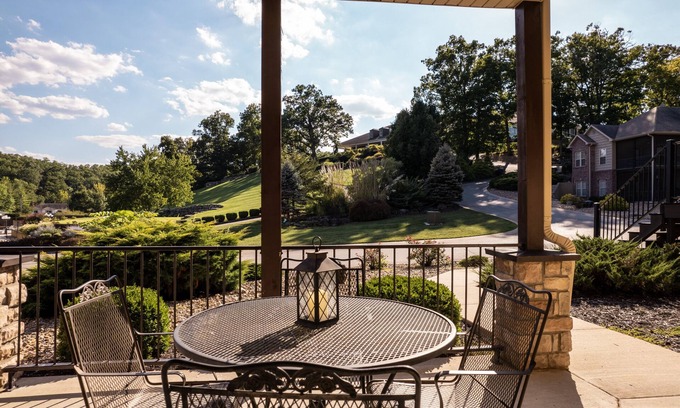 Lake Ozark Condo | Osage National 400 - Golfer's Paradise!