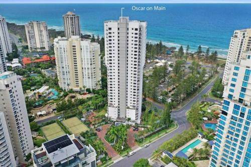 Main Beach Apartment | Oscar on Main 2B - Heart of Main Beach Ocean Views - Hosted by Coastal Letting Co.