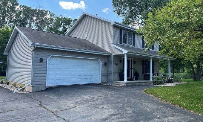 Oshkosh House | Oshkosh EAA rental house. 5 minutes from the airport!