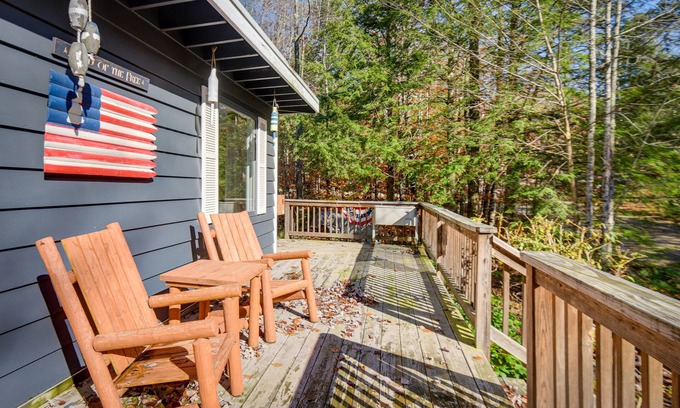 Freedom Cabin | Ossipee Lake Retreat ~ 7 Mi to King Pine Ski Area!
