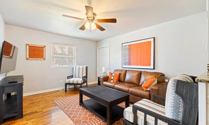 Stillwater Apartment | OSU 2 bed unit 6 blocks to stadium (sleeps 6)
