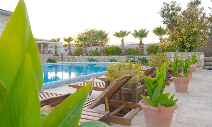 Urla Hotel | Otel Naturla Göl Evi