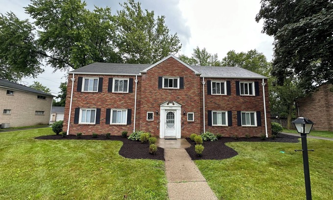 Toledo Condo | Ottawa Hills Hillandale House Cozy Condo in the charming village w/WiFi, AC