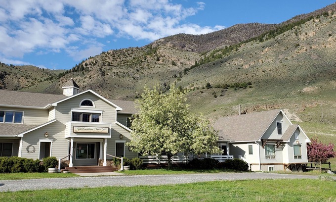 Gardiner Hotel | Our Cottage Unit-Private end unit of Yellowstone Basin Inn