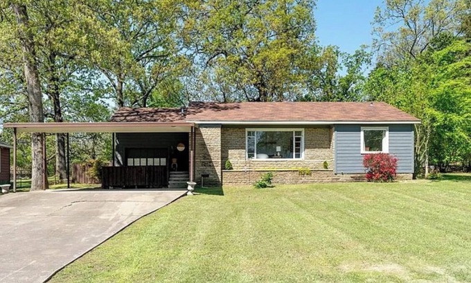 Fort Smith House | Our home. Nice quiet neighborhood. 8 min from downtown, 5 from super Walmart.