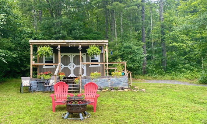Glace Cabin | Our tiny, cozy cabin is the perfect relaxing spot to get away from it all!