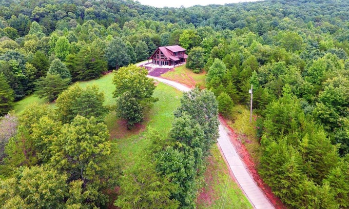 Clarkesville Cabin | Outback Lodge - Luxuriously Rustic and Secluded Cabin Rental with Gorgeous Fire