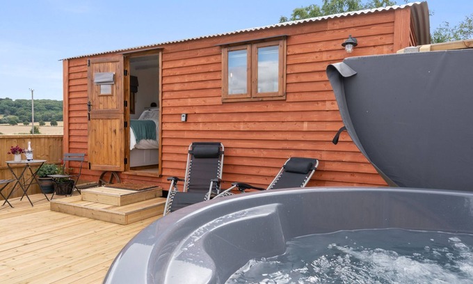 Mangotsfield Ski Chalet | Outbak Shepherds Hut - sleeps 2 guests in 1 bedroom
