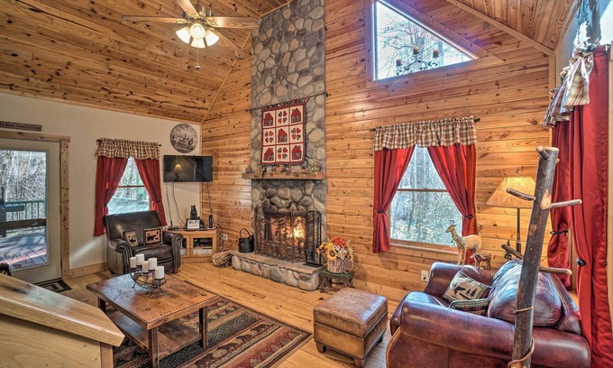 Sautee Nacoochee Cabin | Outdoor Adventure - Charming Cabin w/Hot Tub